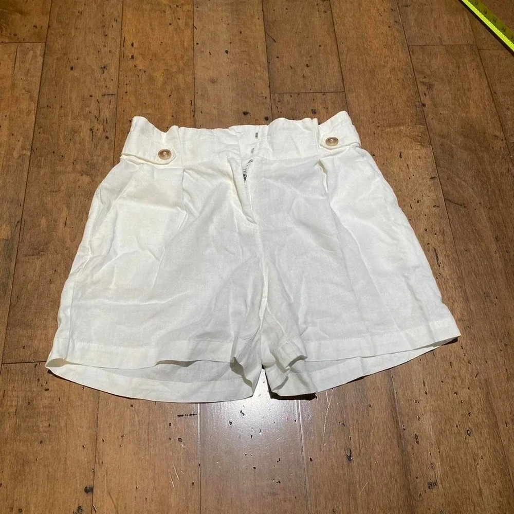 New York & Company White shorts with zipper detail Size S